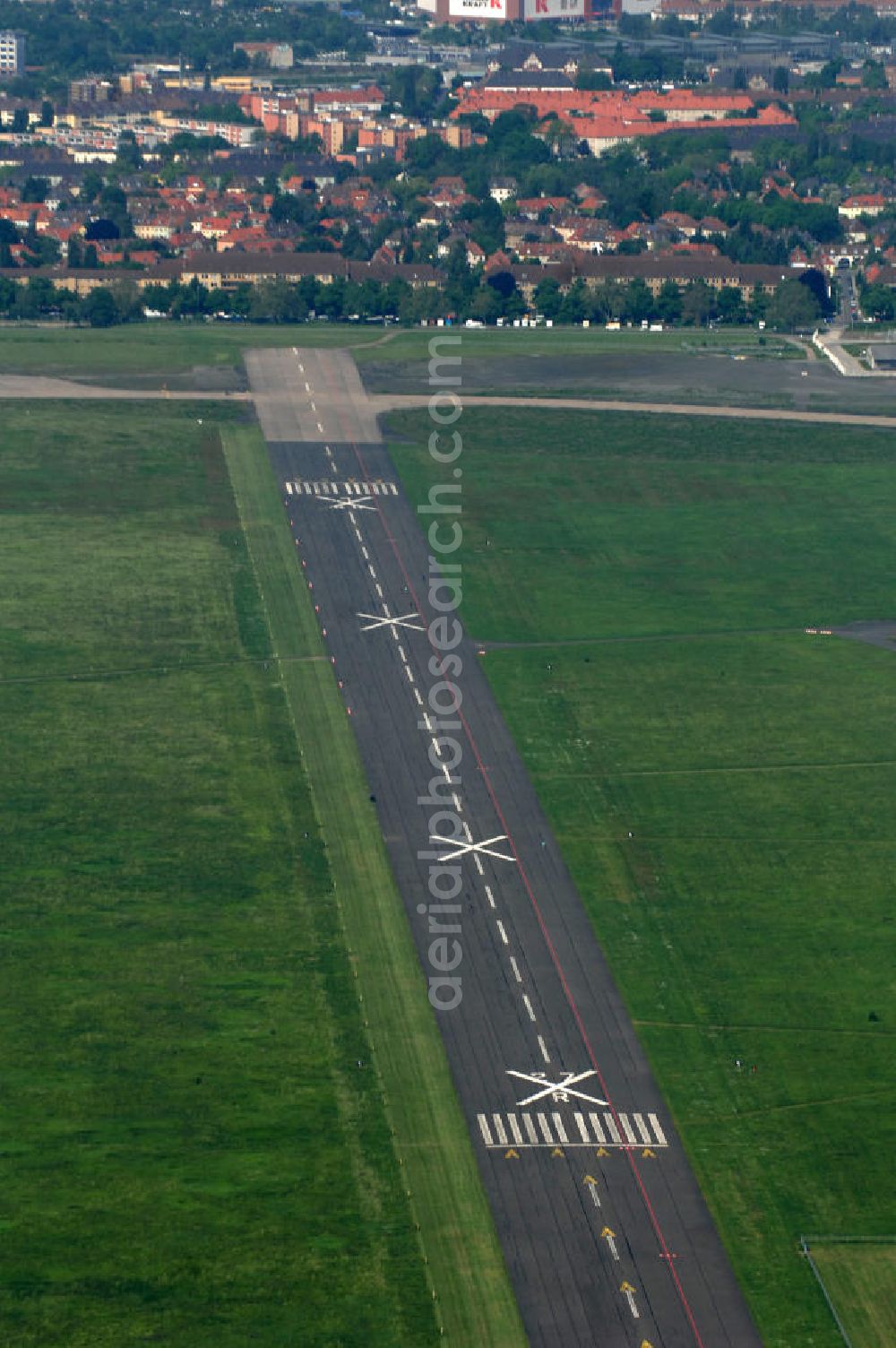 Aerial image Berlin - Blick auf den stillgelegten Flughafen Berlin - Tempelhof. Das Areal wird von der landeseigenen BIM Berliner Immobilienmanagement GmbH verwaltet. View of the disused airport Berlin - Tempelhof.