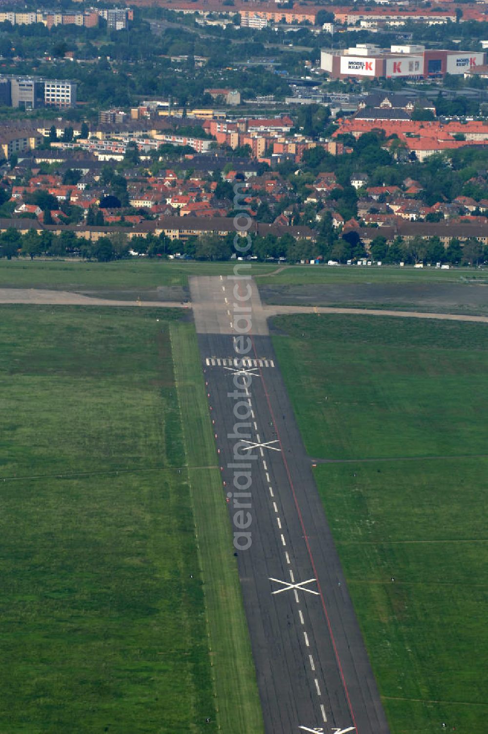 Aerial photograph Berlin - Blick auf den stillgelegten Flughafen Berlin - Tempelhof. Das Areal wird von der landeseigenen BIM Berliner Immobilienmanagement GmbH verwaltet. View of the disused airport Berlin - Tempelhof.