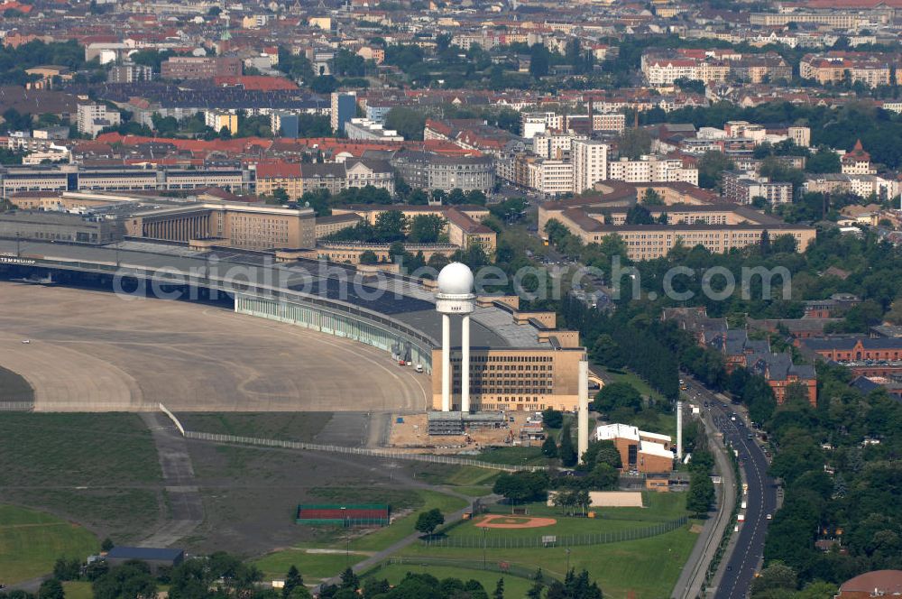 Berlin from above - Blick auf den stillgelegten Flughafen Berlin - Tempelhof. Das Areal wird von der landeseigenen BIM Berliner Immobilienmanagement GmbH verwaltet. View of the disused airport Berlin - Tempelhof.