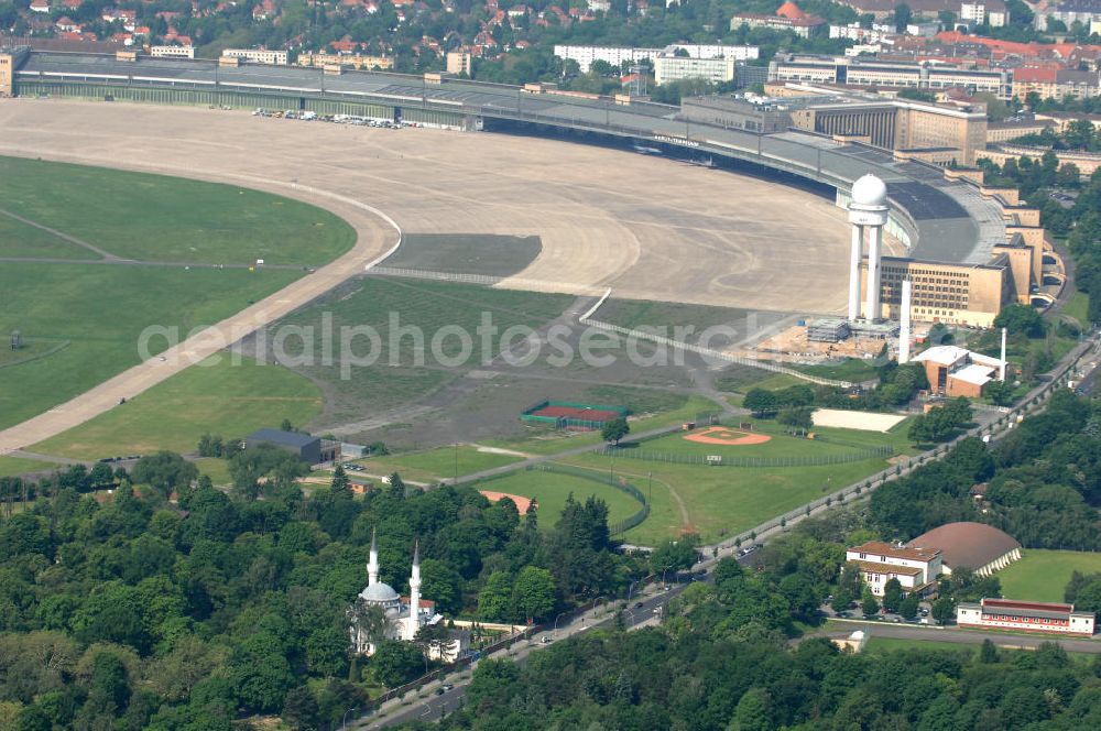 Berlin from the bird's eye view: Blick auf den stillgelegten Flughafen Berlin - Tempelhof. Das Areal wird von der landeseigenen BIM Berliner Immobilienmanagement GmbH verwaltet. View of the disused airport Berlin - Tempelhof.