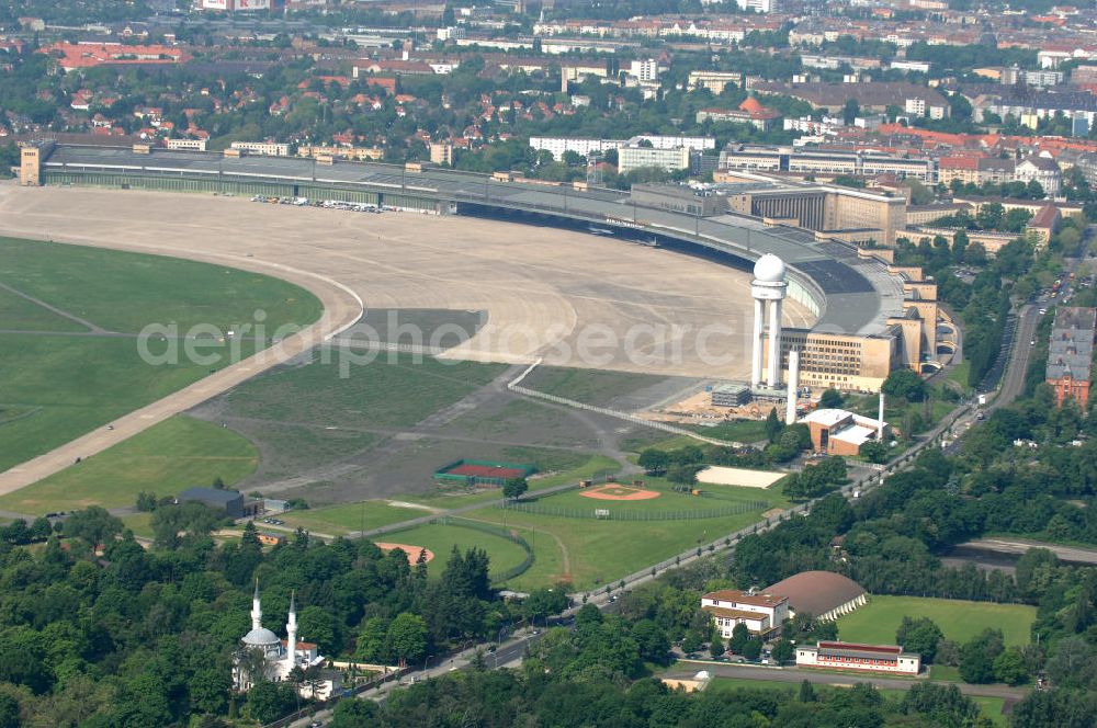 Aerial image Berlin - Blick auf den stillgelegten Flughafen Berlin - Tempelhof. Das Areal wird von der landeseigenen BIM Berliner Immobilienmanagement GmbH verwaltet. View of the disused airport Berlin - Tempelhof.