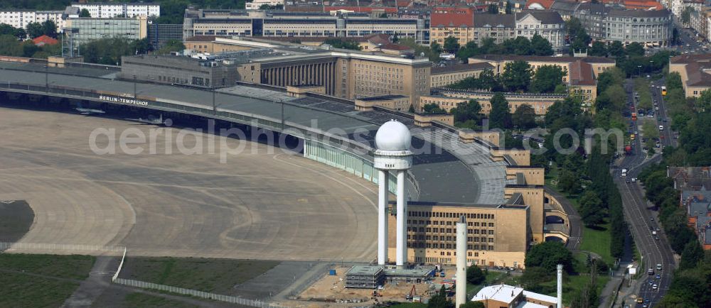 Aerial photograph Berlin - Blick auf den stillgelegten Flughafen Berlin - Tempelhof. Das Areal wird von der landeseigenen BIM Berliner Immobilienmanagement GmbH verwaltet. View of the disused airport Berlin - Tempelhof.