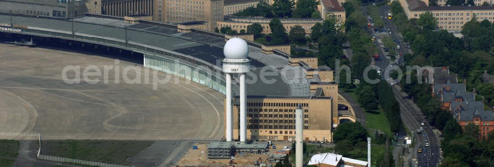 Berlin from above - Blick auf den stillgelegten Flughafen Berlin - Tempelhof. Das Areal wird von der landeseigenen BIM Berliner Immobilienmanagement GmbH verwaltet. View of the disused airport Berlin - Tempelhof.