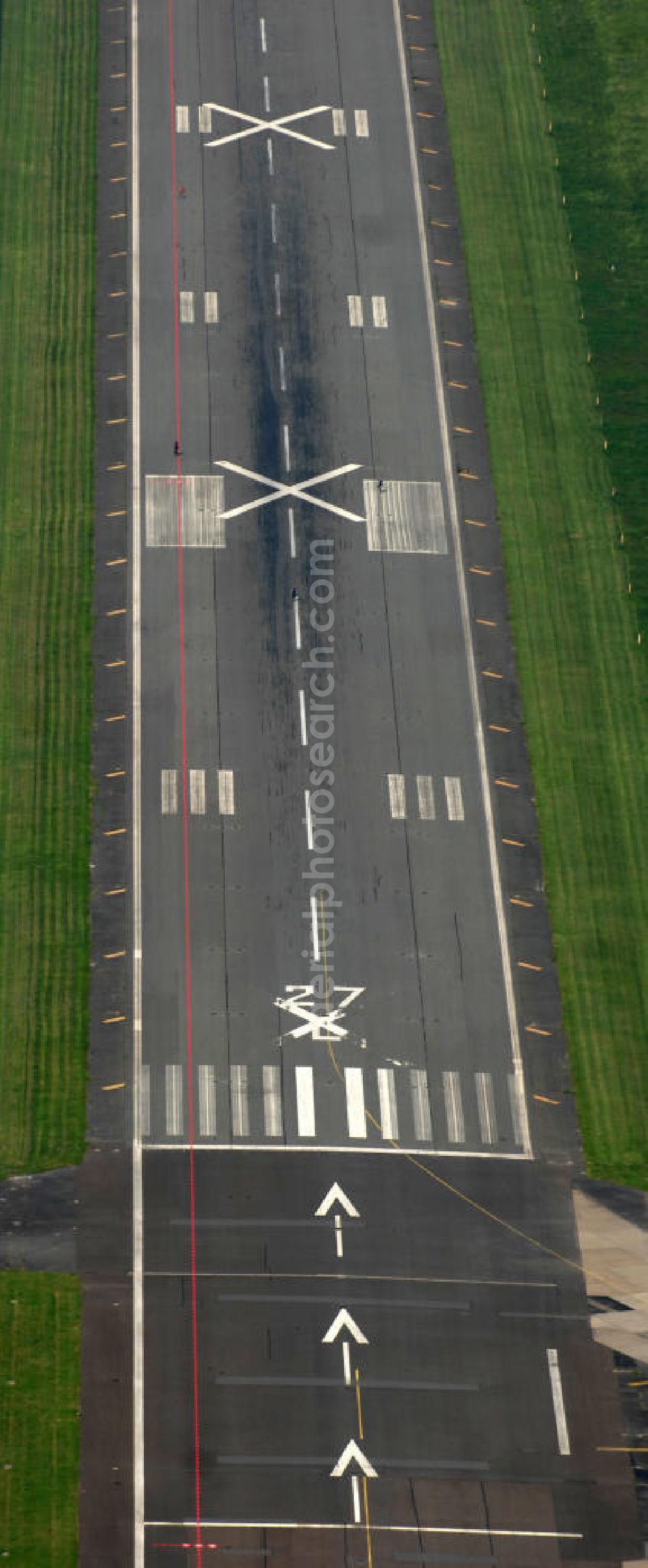 Berlin from the bird's eye view: Blick auf den stillgelegten Flughafen Berlin - Tempelhof. Das Areal wird von der landeseigenen BIM Berliner Immobilienmanagement GmbH verwaltet. View of the disused airport Berlin - Tempelhof.