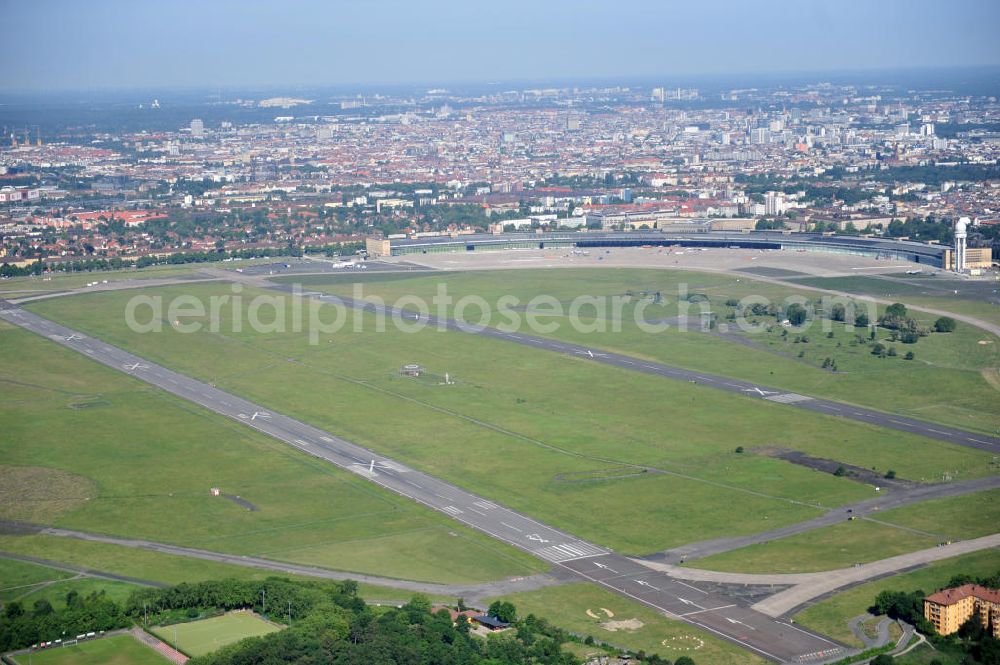 Berlin Tempelhof from the bird's eye view: Blick auf den stillgelegten Flughafen Berlin - Tempelhof. Das Areal am Tempelhofer Flugfeld wird von der landeseigenen BIM Berliner Immobilienmanagement GmbH verwaltet. View of the disused airport Berlin - Tempelhof.