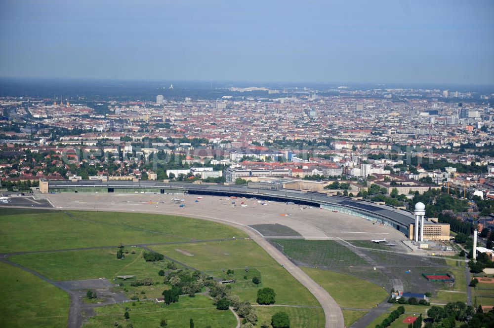 Aerial image Berlin Tempelhof - Blick auf den stillgelegten Flughafen Berlin - Tempelhof. Das Areal am Tempelhofer Flugfeld wird von der landeseigenen BIM Berliner Immobilienmanagement GmbH verwaltet. View of the disused airport Berlin - Tempelhof.