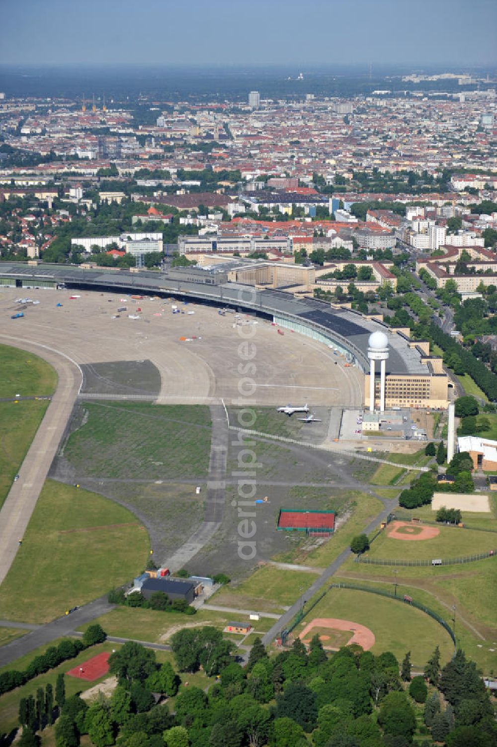 Aerial photograph Berlin Tempelhof - Blick auf den stillgelegten Flughafen Berlin - Tempelhof. Das Areal am Tempelhofer Flugfeld wird von der landeseigenen BIM Berliner Immobilienmanagement GmbH verwaltet. View of the disused airport Berlin - Tempelhof.