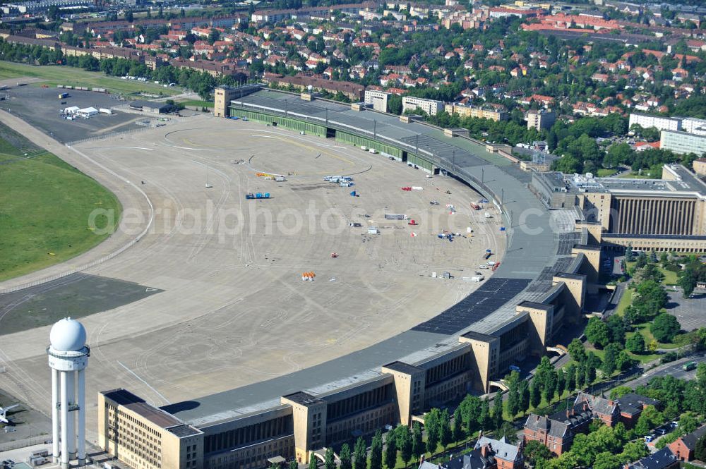 Aerial image Berlin Tempelhof - Blick auf den stillgelegten Flughafen Berlin - Tempelhof. Das Areal am Tempelhofer Flugfeld wird von der landeseigenen BIM Berliner Immobilienmanagement GmbH verwaltet. View of the disused airport Berlin - Tempelhof.