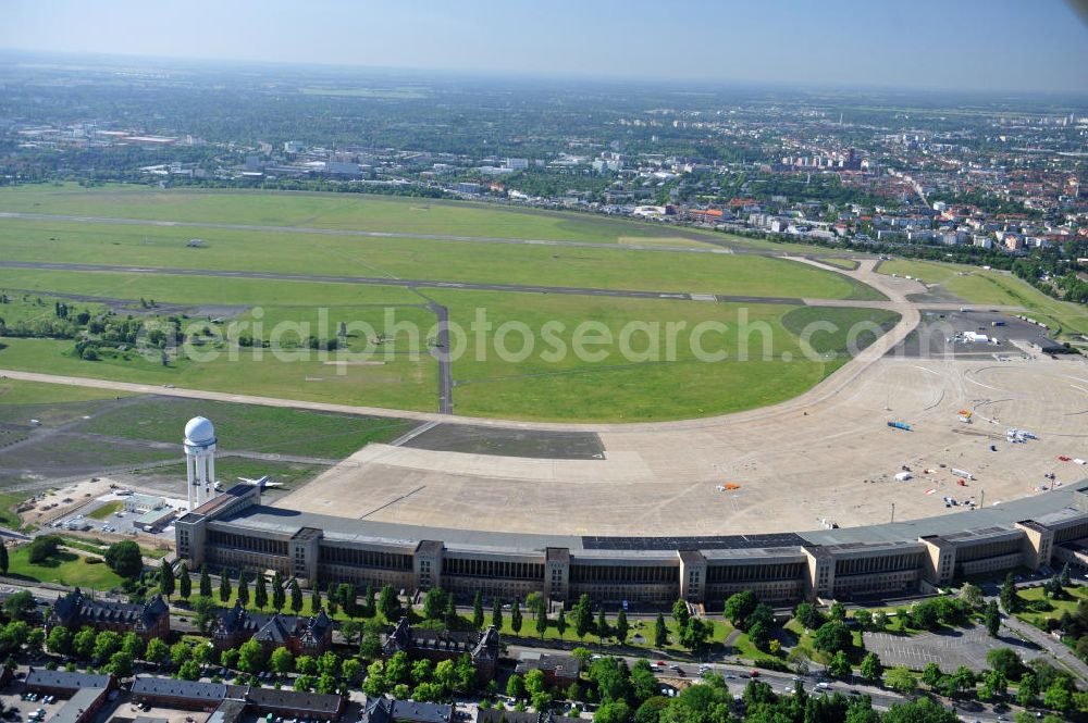 Aerial photograph Berlin Tempelhof - Blick auf den stillgelegten Flughafen Berlin - Tempelhof. Das Areal am Tempelhofer Flugfeld wird von der landeseigenen BIM Berliner Immobilienmanagement GmbH verwaltet. View of the disused airport Berlin - Tempelhof.