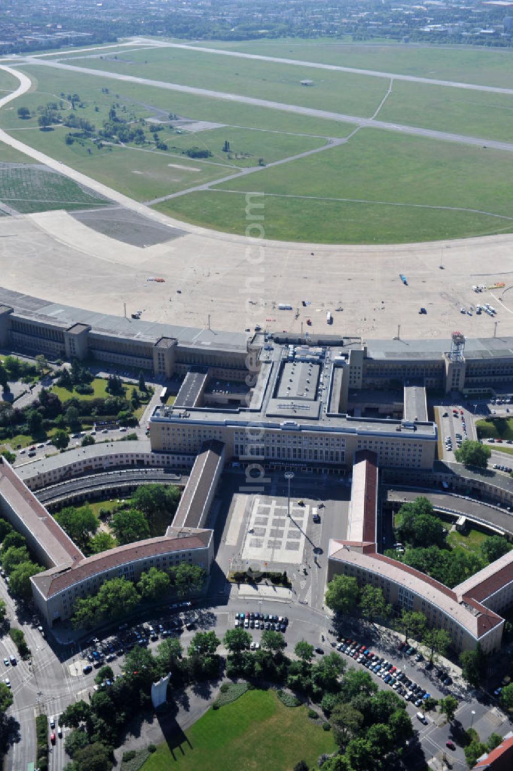 Aerial image Berlin Tempelhof - Blick auf den stillgelegten Flughafen Berlin - Tempelhof. Das Areal am Tempelhofer Flugfeld wird von der landeseigenen BIM Berliner Immobilienmanagement GmbH verwaltet. View of the disused airport Berlin - Tempelhof.