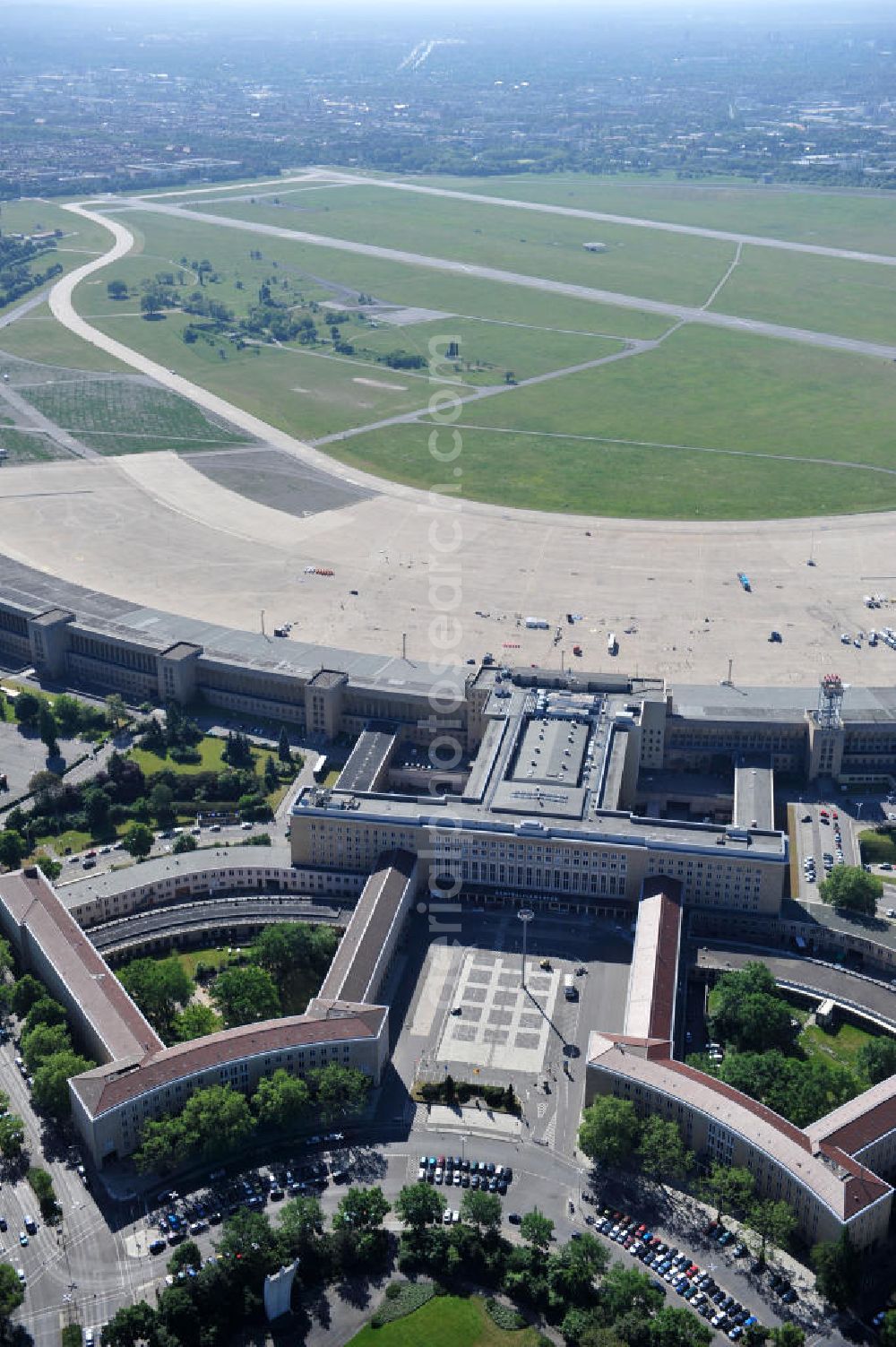 Aerial photograph Berlin Tempelhof - Blick auf den stillgelegten Flughafen Berlin - Tempelhof. Das Areal am Tempelhofer Flugfeld wird von der landeseigenen BIM Berliner Immobilienmanagement GmbH verwaltet. View of the disused airport Berlin - Tempelhof.