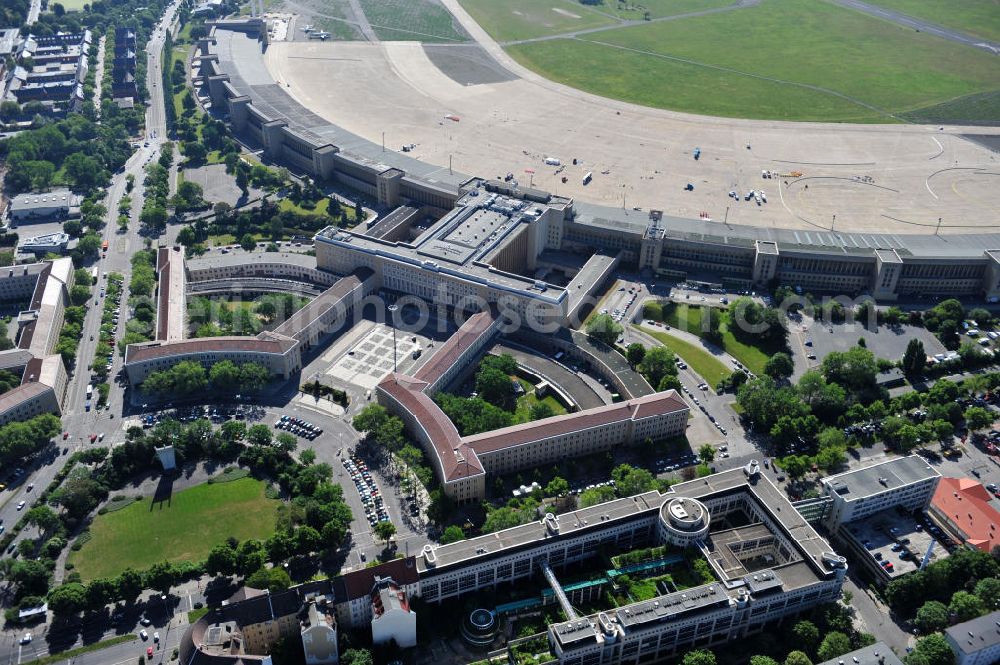 Aerial image Berlin Tempelhof - Blick auf den stillgelegten Flughafen Berlin - Tempelhof. Das Areal am Tempelhofer Flugfeld wird von der landeseigenen BIM Berliner Immobilienmanagement GmbH verwaltet. View of the disused airport Berlin - Tempelhof.