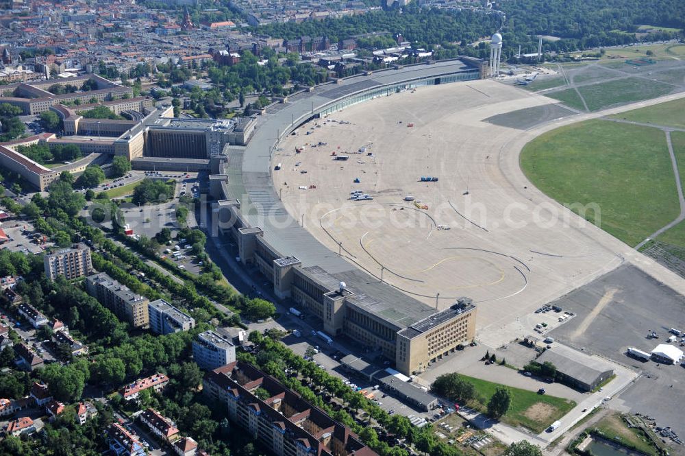 Aerial photograph Berlin Tempelhof - Blick auf den stillgelegten Flughafen Berlin - Tempelhof. Das Areal am Tempelhofer Flugfeld wird von der landeseigenen BIM Berliner Immobilienmanagement GmbH verwaltet. View of the disused airport Berlin - Tempelhof.