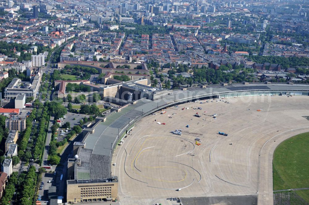 Berlin Tempelhof from the bird's eye view: Blick auf den stillgelegten Flughafen Berlin - Tempelhof. Das Areal am Tempelhofer Flugfeld wird von der landeseigenen BIM Berliner Immobilienmanagement GmbH verwaltet. View of the disused airport Berlin - Tempelhof.