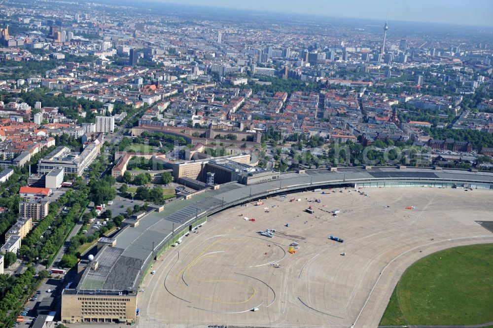 Aerial image Berlin Tempelhof - Blick auf den stillgelegten Flughafen Berlin - Tempelhof. Das Areal am Tempelhofer Flugfeld wird von der landeseigenen BIM Berliner Immobilienmanagement GmbH verwaltet. View of the disused airport Berlin - Tempelhof.