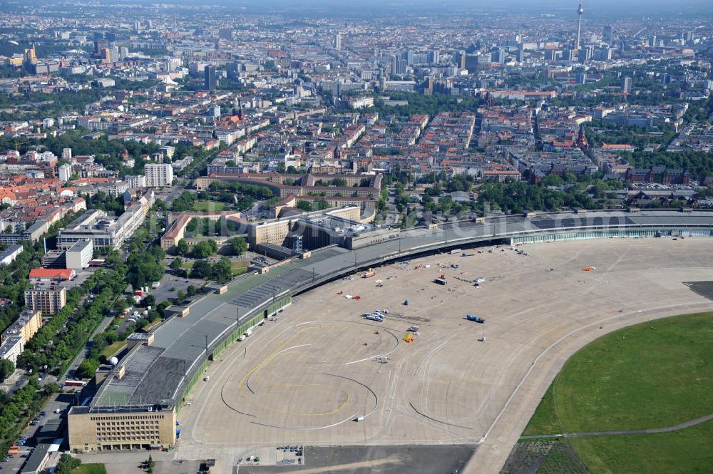 Aerial photograph Berlin Tempelhof - Blick auf den stillgelegten Flughafen Berlin - Tempelhof. Das Areal am Tempelhofer Flugfeld wird von der landeseigenen BIM Berliner Immobilienmanagement GmbH verwaltet. View of the disused airport Berlin - Tempelhof.