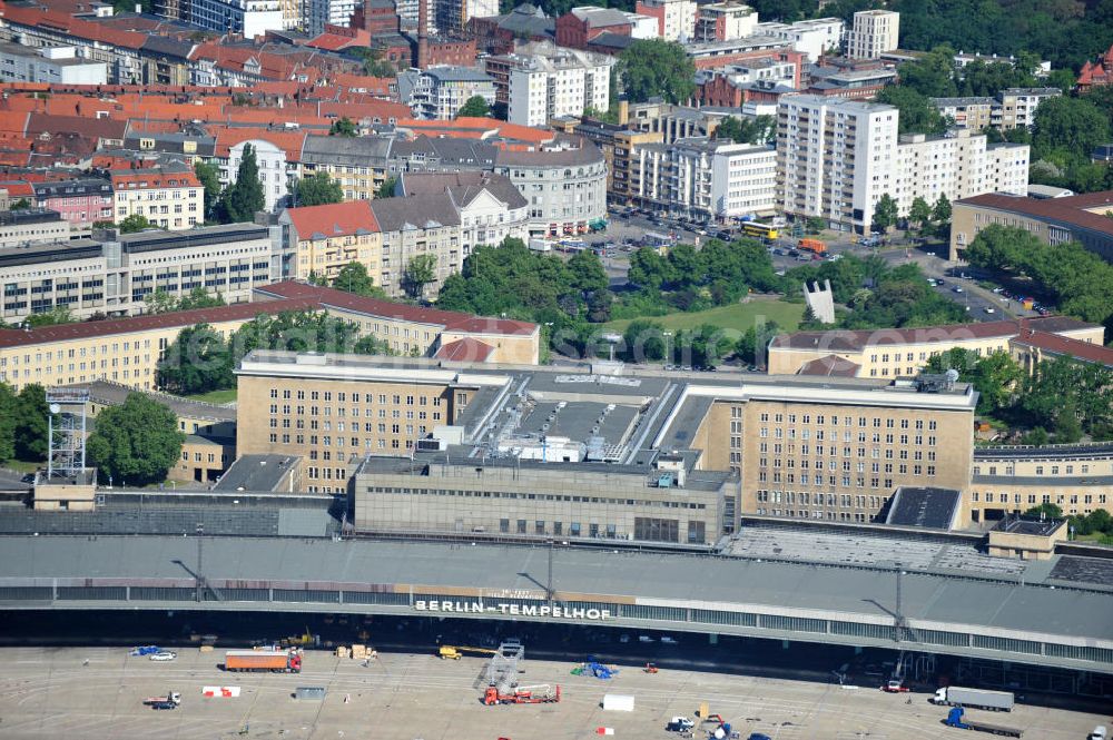 Berlin Tempelhof from the bird's eye view: Blick auf den stillgelegten Flughafen Berlin - Tempelhof. Das Areal am Tempelhofer Flugfeld wird von der landeseigenen BIM Berliner Immobilienmanagement GmbH verwaltet. View of the disused airport Berlin - Tempelhof.