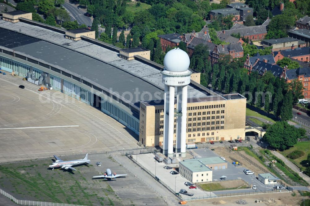 Aerial photograph Berlin Tempelhof - Blick auf den stillgelegten Flughafen Berlin - Tempelhof. Das Areal am Tempelhofer Flugfeld wird von der landeseigenen BIM Berliner Immobilienmanagement GmbH verwaltet. View of the disused airport Berlin - Tempelhof.