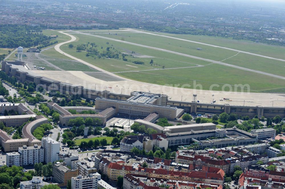 Berlin Tempelhof from the bird's eye view: Blick auf den stillgelegten Flughafen Berlin - Tempelhof. Das Areal am Tempelhofer Flugfeld wird von der landeseigenen BIM Berliner Immobilienmanagement GmbH verwaltet. View of the disused airport Berlin - Tempelhof.