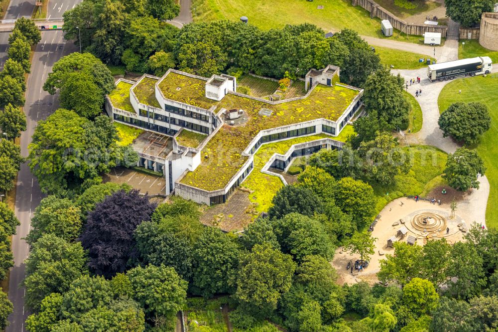 Mülheim an der Ruhr from the bird's eye view: closure site of the former school building Heinrich-Thoene-Volkshochschule on Bergstrasse in Muelheim on the Ruhr in the state North Rhine-Westphalia, Germany