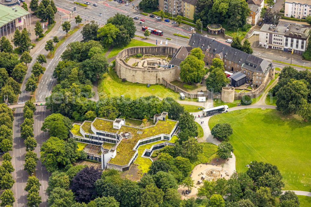 Aerial image Mülheim an der Ruhr - Closure site of the former school building Heinrich-Thoene-Volkshochschule on Bergstrasse in Muelheim on the Ruhr in the state North Rhine-Westphalia, Germany