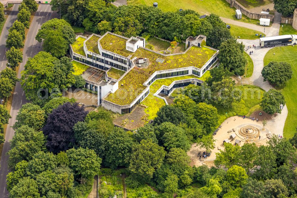 Aerial photograph Mülheim an der Ruhr - Closure site of the former school building Heinrich-Thoene-Volkshochschule on Bergstrasse in Muelheim on the Ruhr in the state North Rhine-Westphalia, Germany