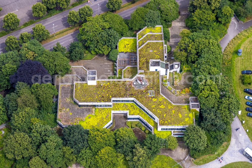 Mülheim an der Ruhr from above - Closure site of the former school building Heinrich-Thoene-Volkshochschule on Bergstrasse in Muelheim on the Ruhr in the state North Rhine-Westphalia, Germany