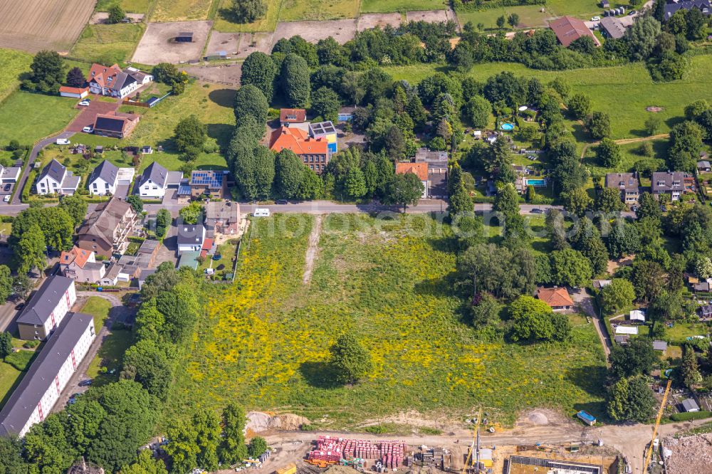 Aerial image Gladbeck - Closure site of the former school building Hermannschule Gladbeck-Zweckel on Schulstrasse in Gladbeck at Ruhrgebiet in the state North Rhine-Westphalia, Germany