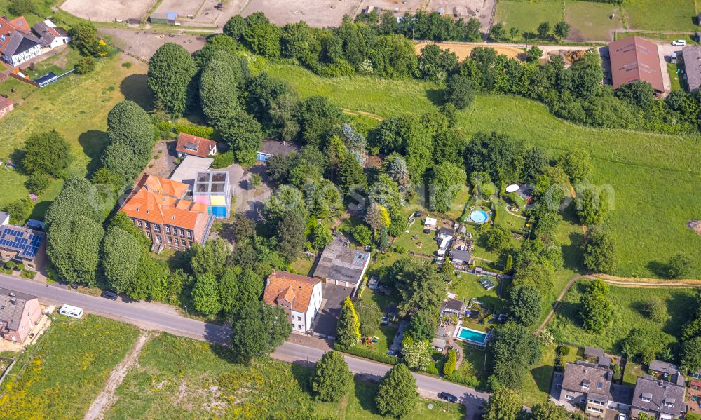 Aerial image Gladbeck - Closure site of the former school building Hermannschule Gladbeck-Zweckel on Schulstrasse in Gladbeck at Ruhrgebiet in the state North Rhine-Westphalia, Germany