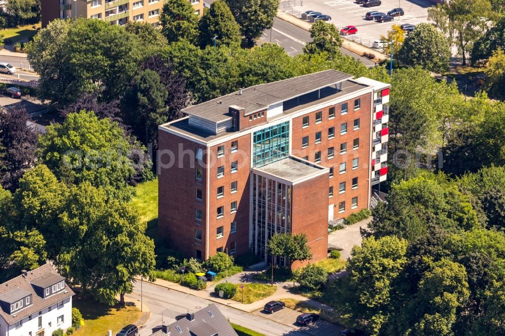 Aerial photograph Velbert - Closure site of the former school building which serves temporarily as a kindergarten - day care center on Lindenstrasse in Velbert in the state North Rhine-Westphalia, Germany