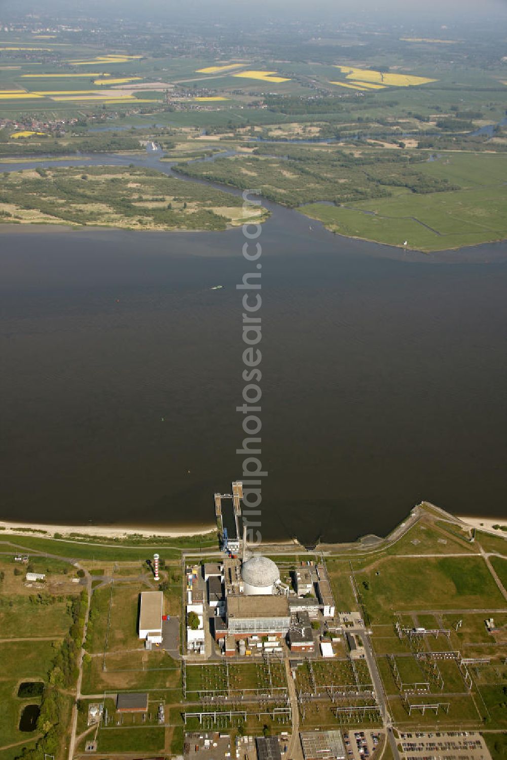 Stade from the bird's eye view: Blick auf das stillgelegte Kernkraftwerk Stade (KKS) in Niedersachsen an der Elbe. Nuclear power station Stade.