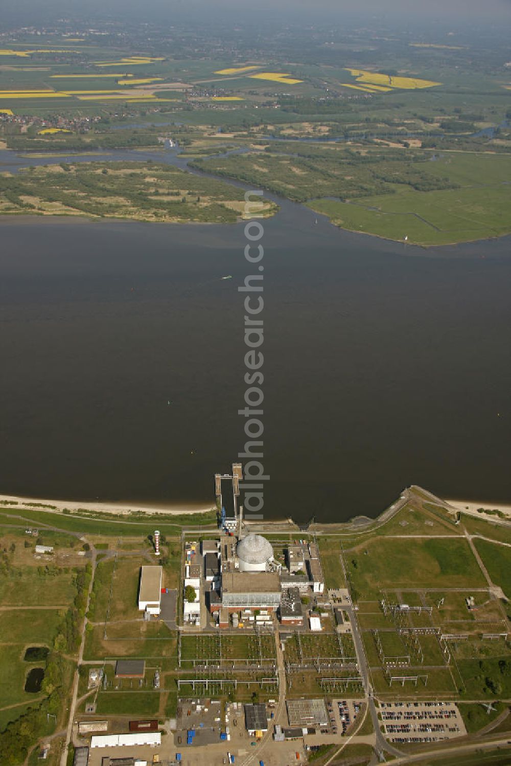 Aerial image Stade - Blick auf das stillgelegte Kernkraftwerk Stade (KKS) in Niedersachsen an der Elbe. Nuclear power station Stade.