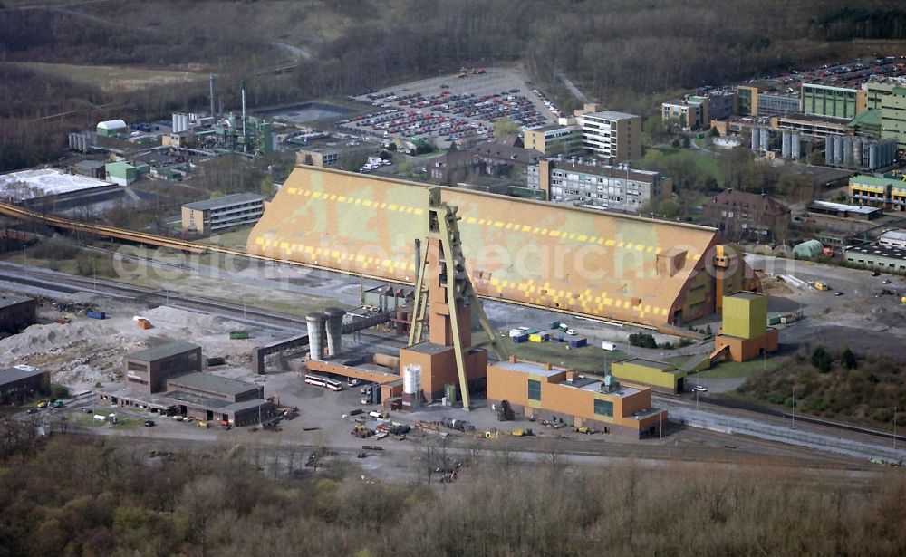 Aerial image Bergkamen - View at the disused coal mine pit Monopol Grimberg1/2 in Bergkamen in the federal state of North Rhine-Westphalia. On the site today are several recycling companies located. The pit 2 is monument protected