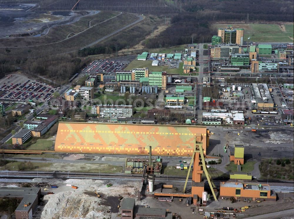 Aerial photograph Bergkamen - View at the disused coal mine pit Monopol Grimberg1/2 in Bergkamen in the federal state of North Rhine-Westphalia. On the site today are several recycling companies located. The pit 2 is monument protected