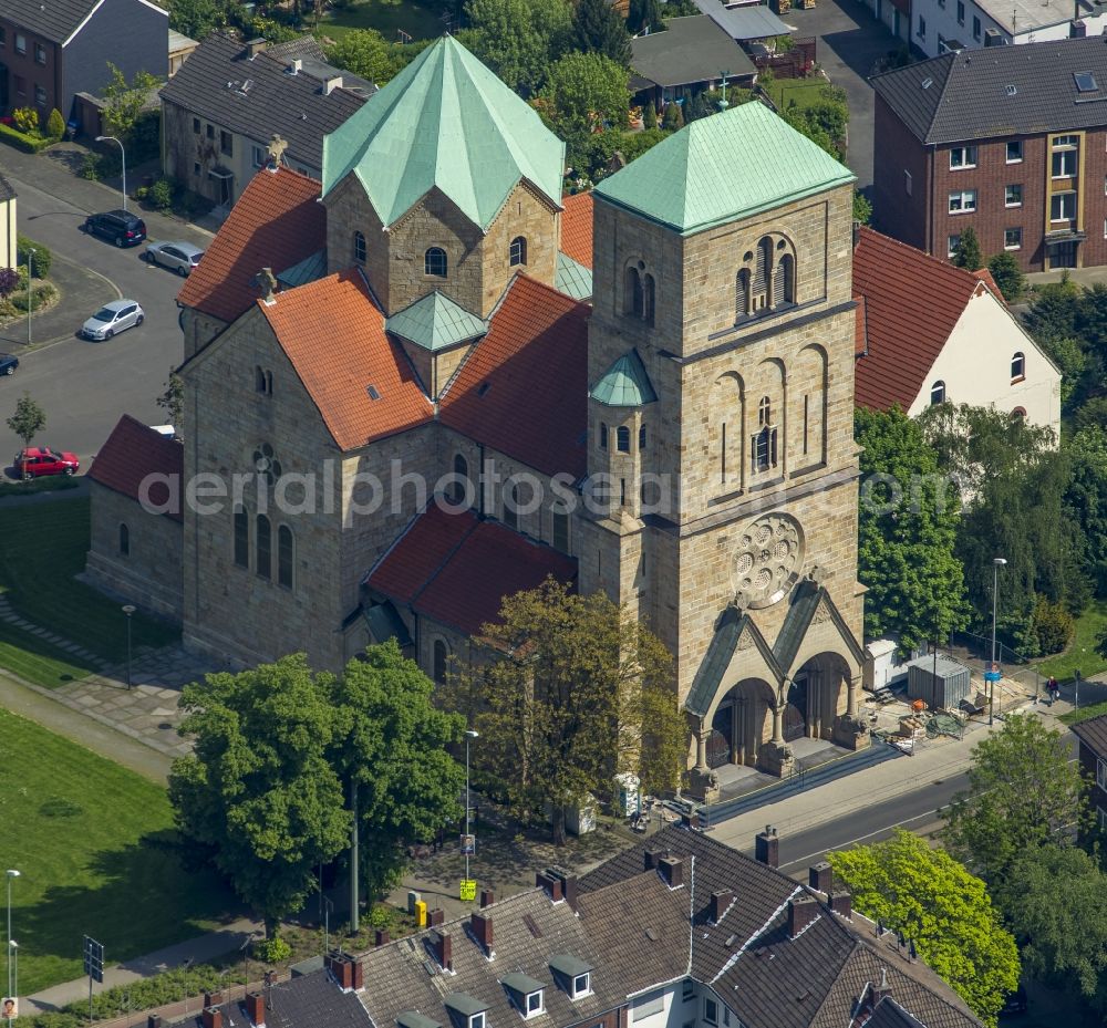 Herne from the bird's eye view: Blick auf die St.Josefs Kirche in Wanne-Eickel, einem Stadtteil von Herne in Nordrhein-Westfalen. Wegen der Figuren vor dem Eingang wird der Bau von 1901 auch als Löwenkirche bezeichnet. View to the St.Josef church in Wanne-Eickel, an district of the city Herne in Nordrhein-Westfalen. Because of the figures in front of the entrance the building is also called Lion Church. The cathedral was constructed in 1901.