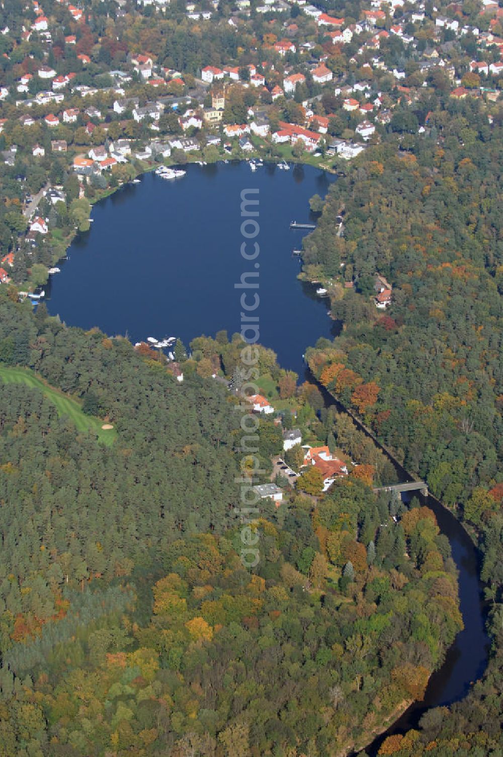 Aerial image Berlin - Blick auf den Stölpchensee. Der Stölpchensee befindet sich im Süden des Berliner Ortsteils Wannsee, zwischen dem Pohlesee im Osten und dem Griebnitzsee im Westen, mit dem er durch den Prinz-Friedrich-Leopold-Kanal verbunden ist. Der Stölpchensee ist Bestandteil des Griebnitzkanals. Das Wasser fließt vom Teltowkanal über den Stölpchensee in Richtung Großer Wannsee.