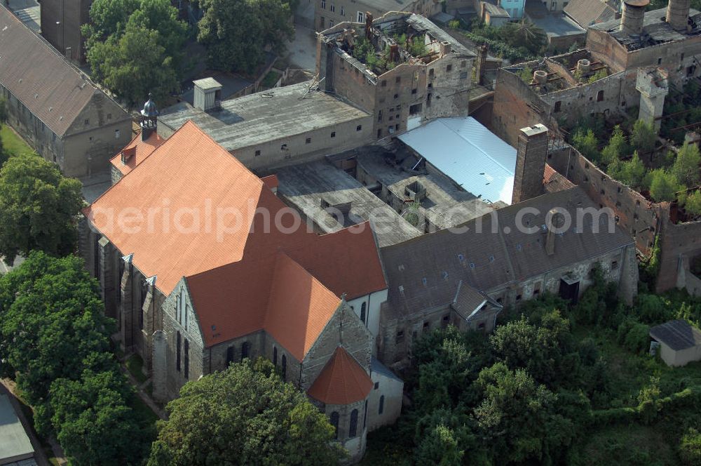 Nienburg from the bird's eye view: Strasse der Romanik: Von der Bedeutung des Ortes Nienburg, 5 km nördlich von Bernburg an der Mündung der Bode in die Saale gelegen, zeugt der heute noch eindrucksvolle Bau der Benediktiner-Klosterkirche St. Marien und St.Cyprian auf einer felsigen Anhöhe über dem linken Ufer der Bode. Zu erkennen ist auch das Ruinengebäude der alten Malzfabrik.