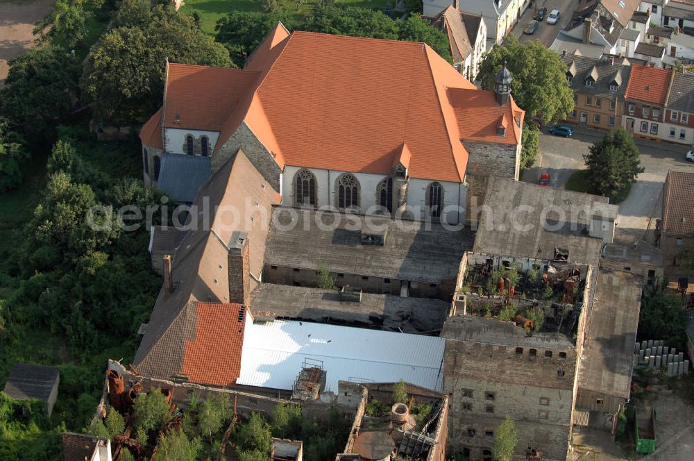 Aerial image Nienburg - Strasse der Romanik: Von der Bedeutung des Ortes Nienburg, 5 km nördlich von Bernburg an der Mündung der Bode in die Saale gelegen, zeugt der heute noch eindrucksvolle Bau der Benediktiner-Klosterkirche St. Marien und St.Cyprian auf einer felsigen Anhöhe über dem linken Ufer der Bode. Zu erkennen ist auch das Ruinengebäude der alten Malzfabrik.