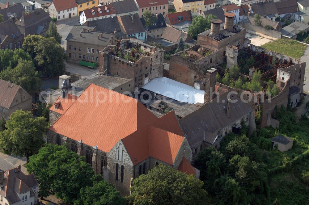 Nienburg from above - Strasse der Romanik: Von der Bedeutung des Ortes Nienburg, 5 km nördlich von Bernburg an der Mündung der Bode in die Saale gelegen, zeugt der heute noch eindrucksvolle Bau der Benediktiner-Klosterkirche St. Marien und St.Cyprian auf einer felsigen Anhöhe über dem linken Ufer der Bode. Zu erkennen ist auch das Ruinengebäude der alten Malzfabrik.