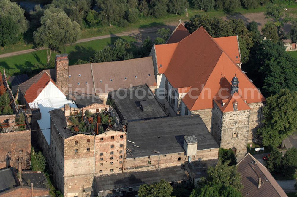 Nienburg from the bird's eye view: Strasse der Romanik: Von der Bedeutung des Ortes Nienburg, 5 km nördlich von Bernburg an der Mündung der Bode in die Saale gelegen, zeugt der heute noch eindrucksvolle Bau der Benediktiner-Klosterkirche St. Marien und St.Cyprian auf einer felsigen Anhöhe über dem linken Ufer der Bode. Zu erkennen ist auch das Ruinengebäude der alten Malzfabrik.