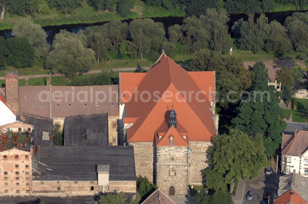 Aerial image Nienburg - Strasse der Romanik: Von der Bedeutung des Ortes Nienburg, 5 km nördlich von Bernburg an der Mündung der Bode in die Saale gelegen, zeugt der heute noch eindrucksvolle Bau der Benediktiner-Klosterkirche St. Marien und St.Cyprian auf einer felsigen Anhöhe über dem linken Ufer der Bode. Zu erkennen ist auch das Ruinengebäude der alten Malzfabrik.