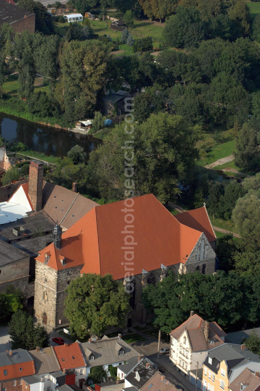 Nienburg from above - Strasse der Romanik: Von der Bedeutung des Ortes Nienburg, 5 km nördlich von Bernburg an der Mündung der Bode in die Saale gelegen, zeugt der heute noch eindrucksvolle Bau der Benediktiner-Klosterkirche St. Marien und St.Cyprian auf einer felsigen Anhöhe über dem linken Ufer der Bode.