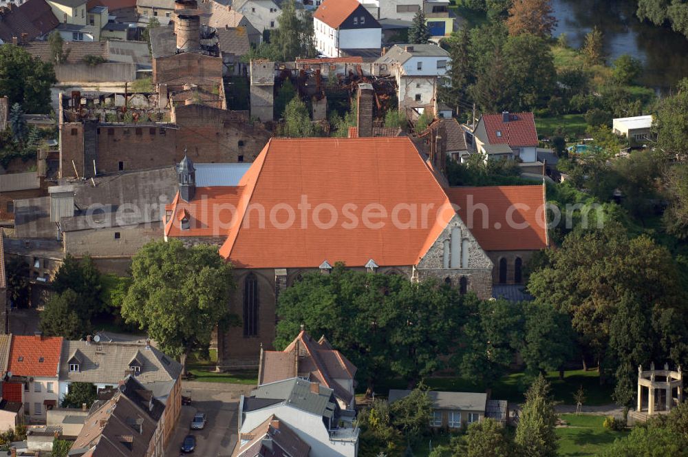 Nienburg from the bird's eye view: Strasse der Romanik: Von der Bedeutung des Ortes Nienburg, 5 km nördlich von Bernburg an der Mündung der Bode in die Saale gelegen, zeugt der heute noch eindrucksvolle Bau der Benediktiner-Klosterkirche St. Marien und St.Cyprian auf einer felsigen Anhöhe über dem linken Ufer der Bode. Zu erkennen ist auch das Ruinengebäude der alten Malzfabrik.