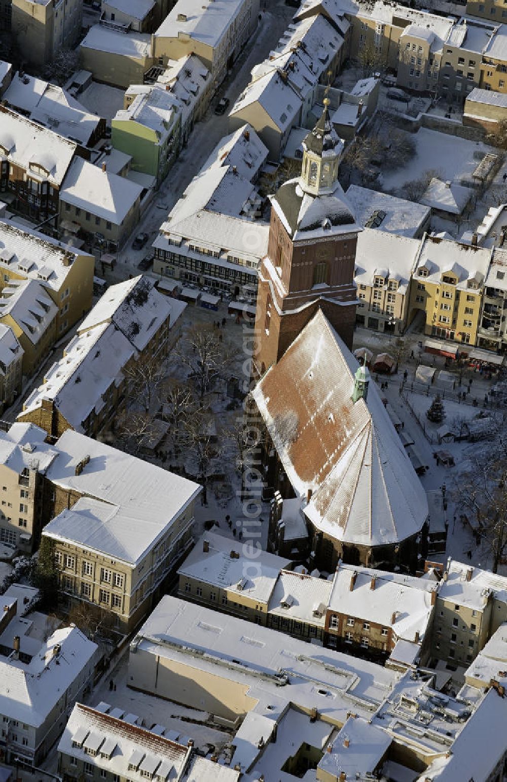 Berlin from the bird's eye view: Die winterlich mit Schnee bedeckte Altstadt Spandau mit der mittelalterlichen St.-Nikolai-Kirche. Die dreischiffige gotische Hallenkirche wurde ab dem 14. Jahrhundert erbaut. The wintery snow-covered old Town of Spandau qith the medieval St. Nicholas Church.