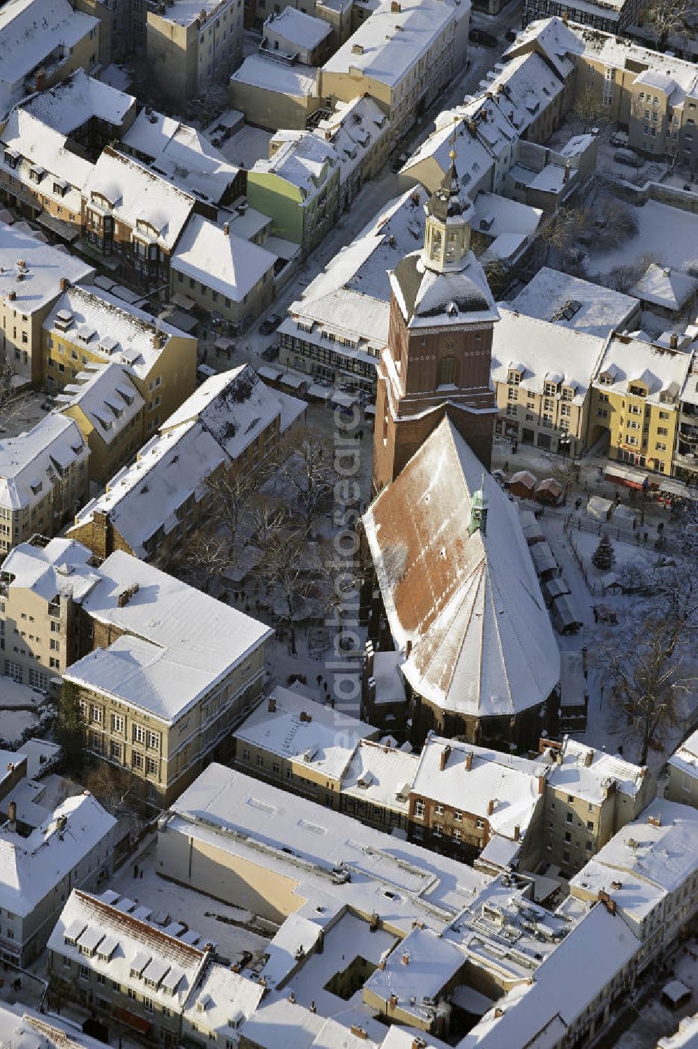 Aerial image Berlin - Die winterlich mit Schnee bedeckte Altstadt Spandau mit der mittelalterlichen St.-Nikolai-Kirche. Die dreischiffige gotische Hallenkirche wurde ab dem 14. Jahrhundert erbaut. The wintery snow-covered old Town of Spandau qith the medieval St. Nicholas Church.