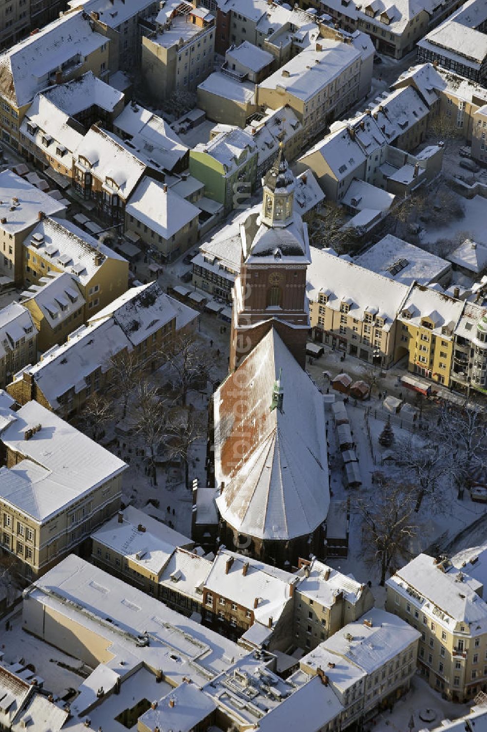 Aerial photograph Berlin - Die winterlich mit Schnee bedeckte Altstadt Spandau mit der mittelalterlichen St.-Nikolai-Kirche. Die dreischiffige gotische Hallenkirche wurde ab dem 14. Jahrhundert erbaut. The wintery snow-covered old Town of Spandau qith the medieval St. Nicholas Church.