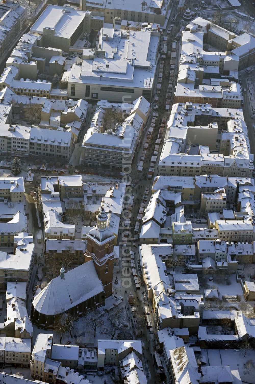 Berlin from above - Die winterlich mit Schnee bedeckte Altstadt Spandau mit der mittelalterlichen St.-Nikolai-Kirche. Die dreischiffige gotische Hallenkirche wurde ab dem 14. Jahrhundert erbaut. The wintery snow-covered old Town of Spandau qith the medieval St. Nicholas Church.