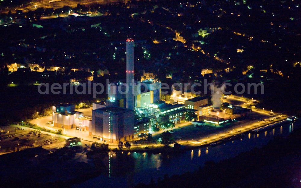 Oberhausen from above - Nachtaufnahme des Kraftwerkes der Stadtwerke Oberhausen Aktiengesellschaft, kurz STOAG. Das Kraftwerk liegt am Rhein - Herne - Kanal. Night shot of the power plant next to the Rhein Herne channel. Es wurde im Rahmen des Kunstprojektes Extraschicht beleuchtet. It is operated by the Stadtwerke Oberhausen Aktiengesellschaft STOAG. It was iluminated in context oft the Extraschicht art project.