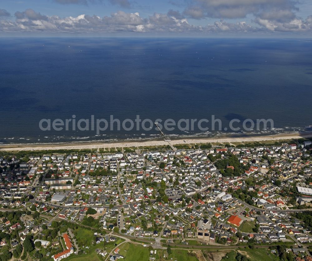 Ahlbeck from the bird's eye view: Beach section of the popular holiday and tourism, on the Baltic coast of the island of Usedom in Ahlbeck in Mecklenburg-Western Pomerania