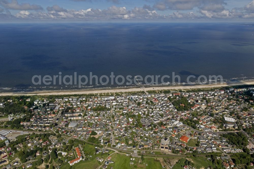 Aerial image Ahlbeck - Beach section of the popular holiday and tourism, on the Baltic coast of the island of Usedom in Ahlbeck in Mecklenburg-Western Pomerania